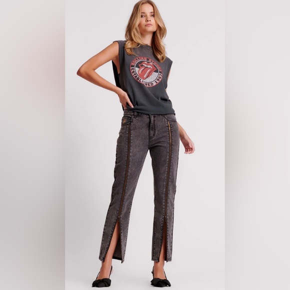 Brand New.FADED BLACK is a black, faded, slightly worn-in classic denim wash.